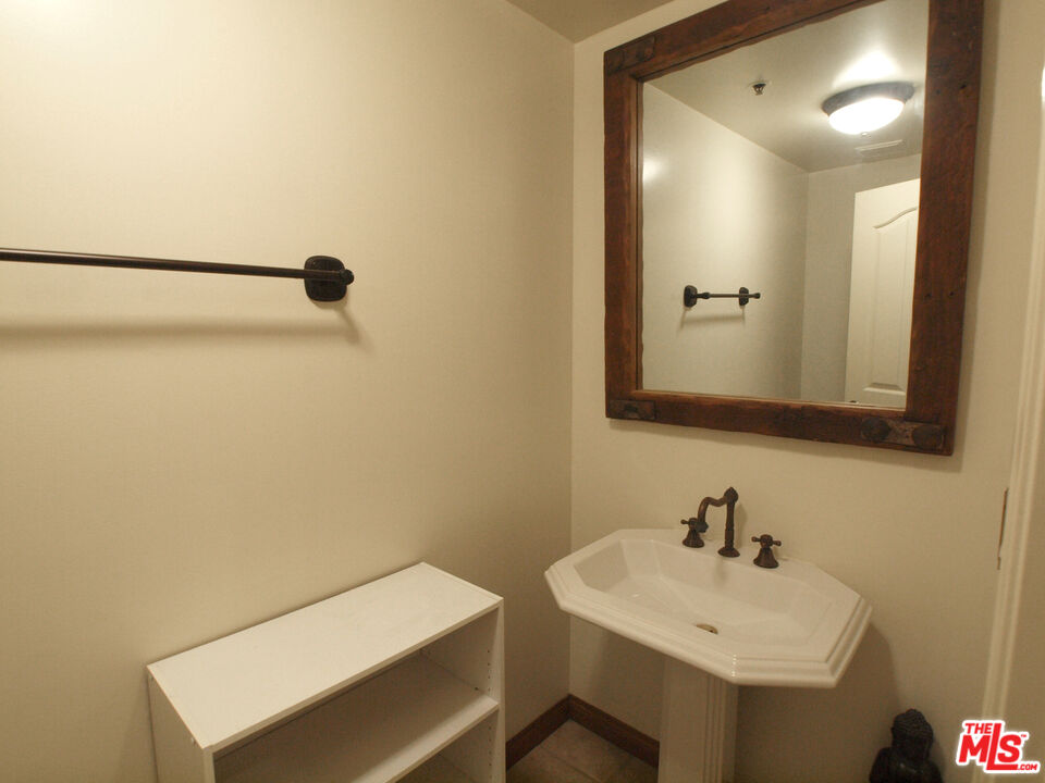 930 N Doheny Dr Unit: 202