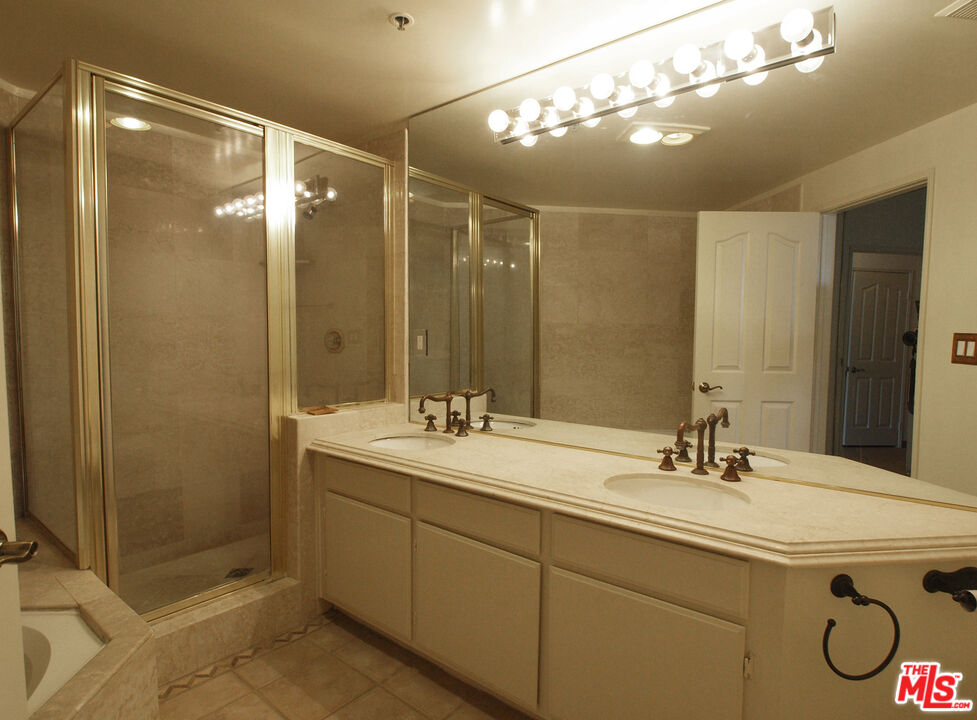 930 N Doheny Dr Unit: 202