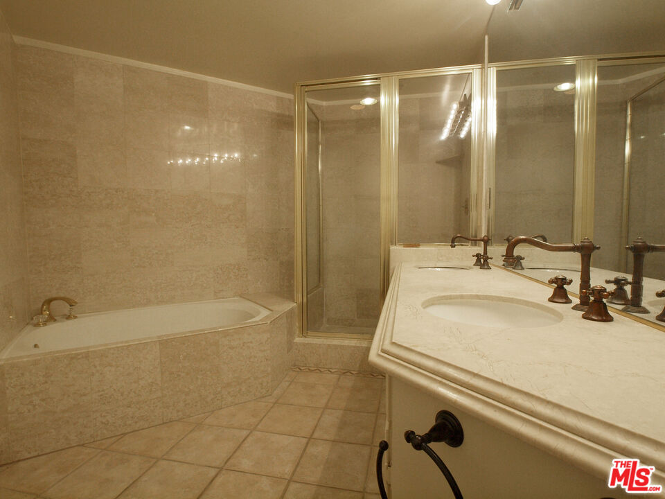 930 N Doheny Dr Unit: 202