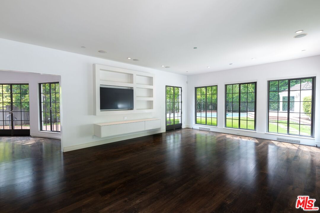 1115 N Beverly Dr