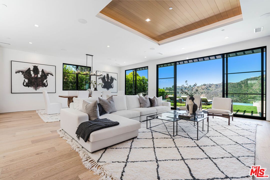 925 Enchanted Way