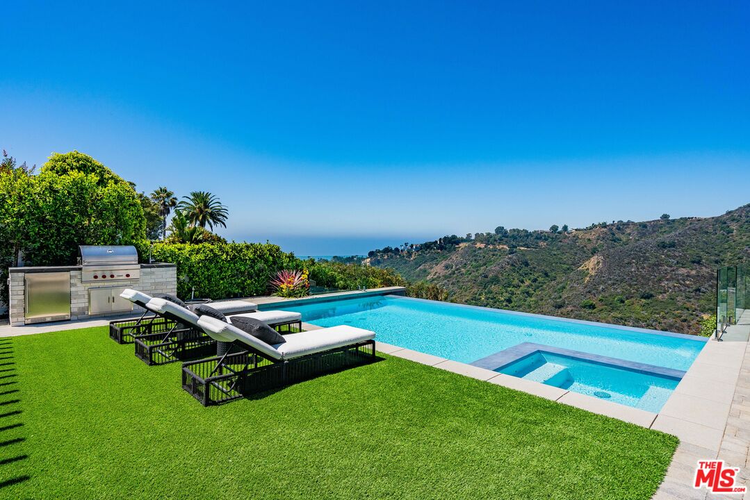 925 Enchanted Way