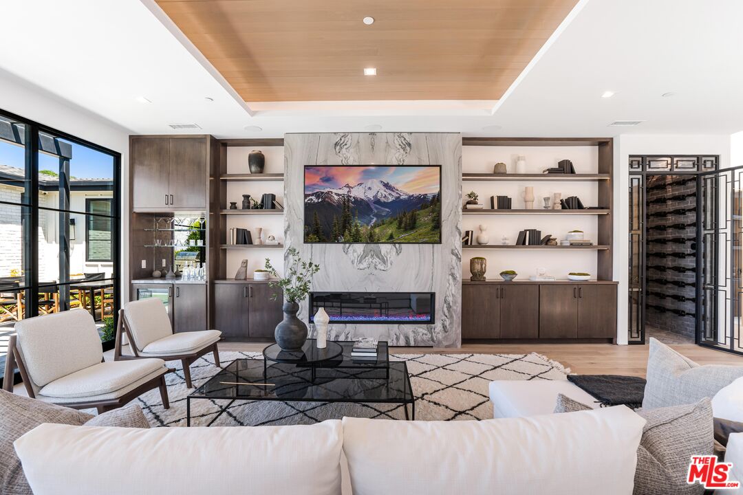 925 Enchanted Way