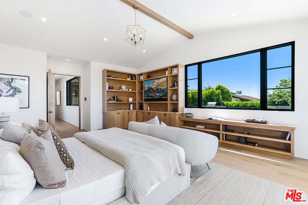 925 Enchanted Way
