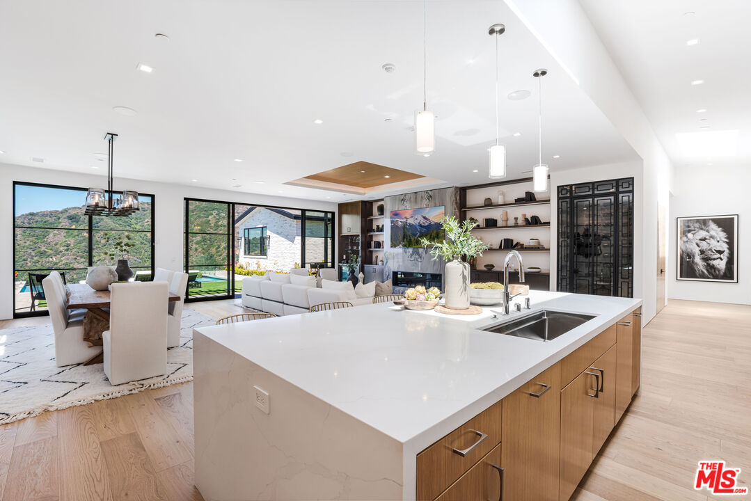 925 Enchanted Way