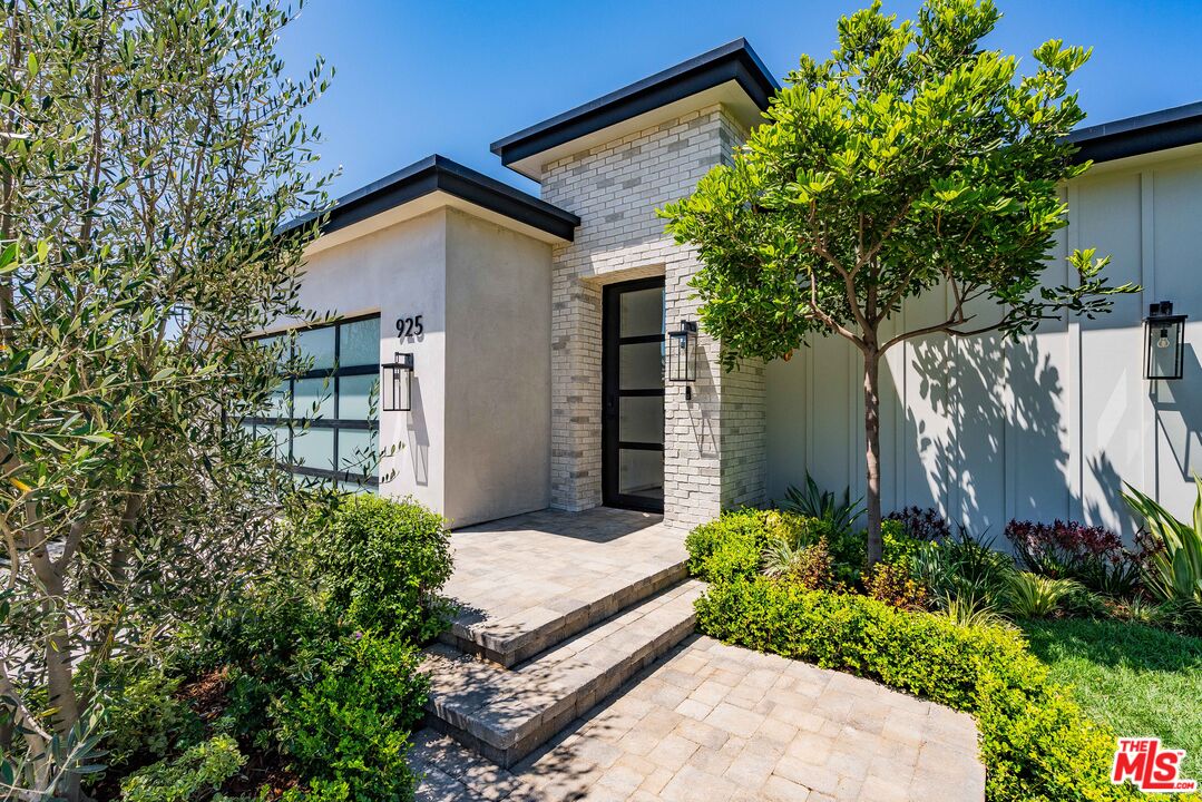 925 Enchanted Way
