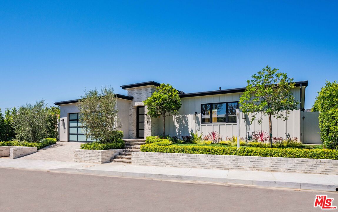 925 Enchanted Way