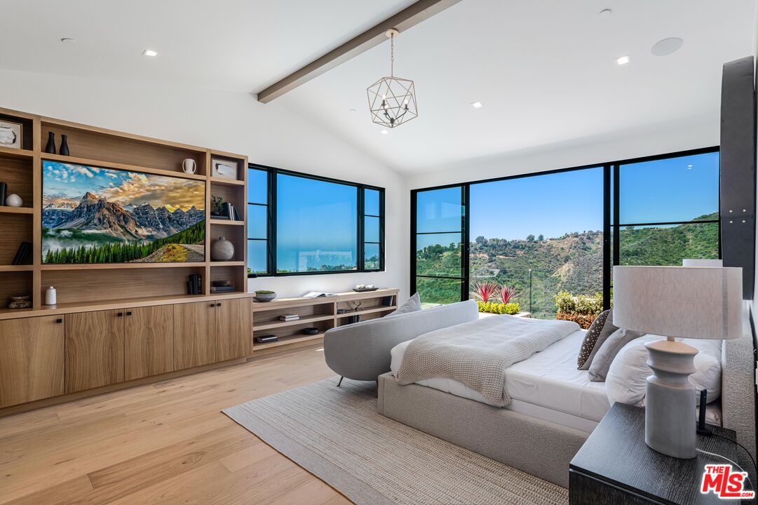 925 Enchanted Way