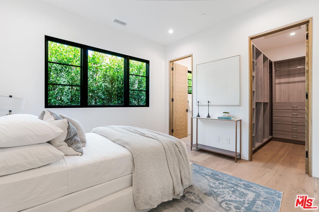 925 Enchanted Way