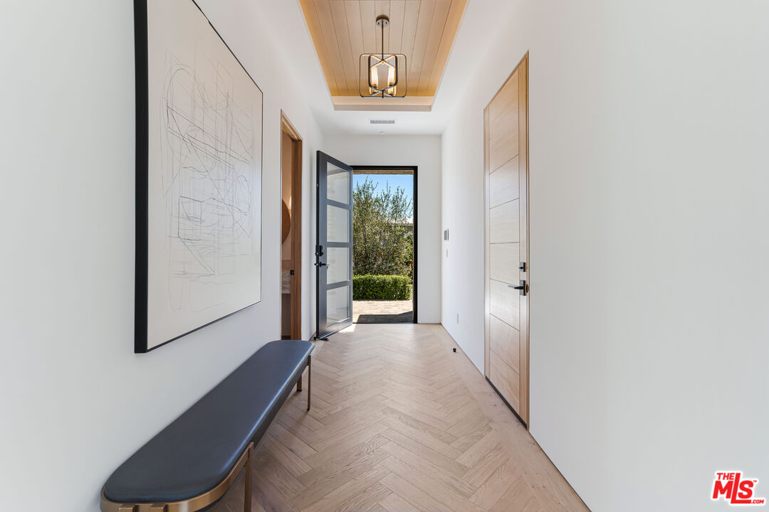 925 Enchanted Way