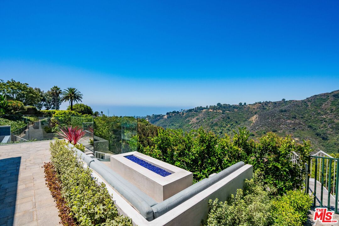 925 Enchanted Way