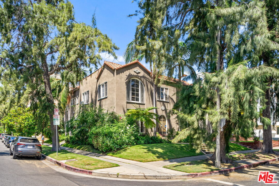 101 N Clark Dr Unit: 1