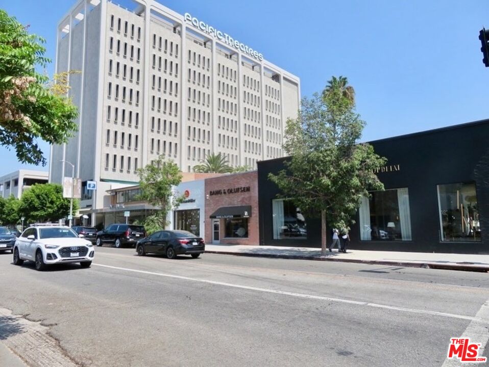 101 N Clark Dr Unit: 1