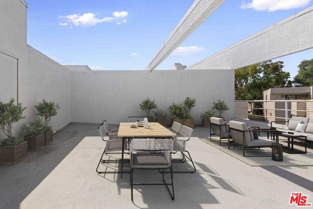 514 S Barrington Ave Unit: 302