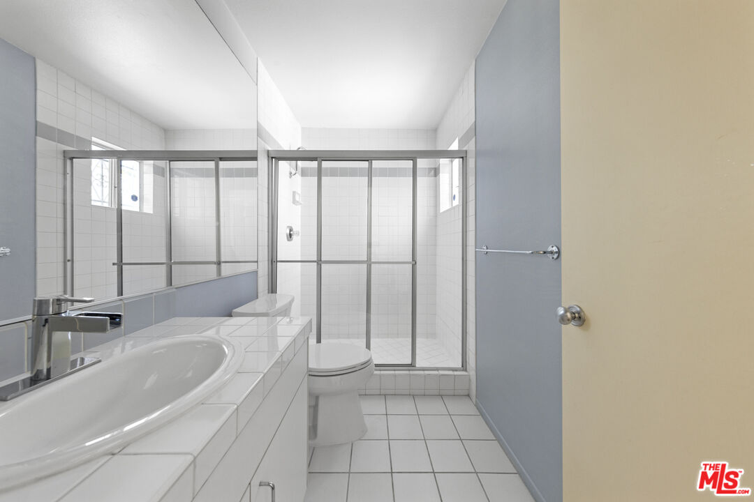 514 S Barrington Ave Unit: 302