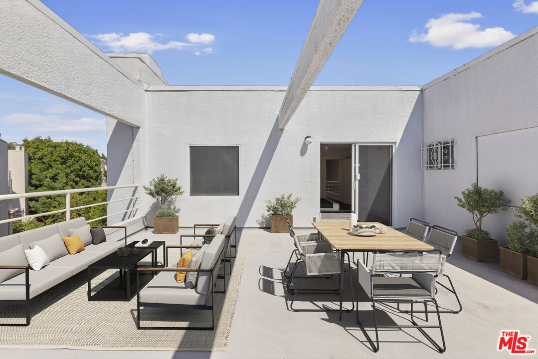 514 S Barrington Ave Unit: 302