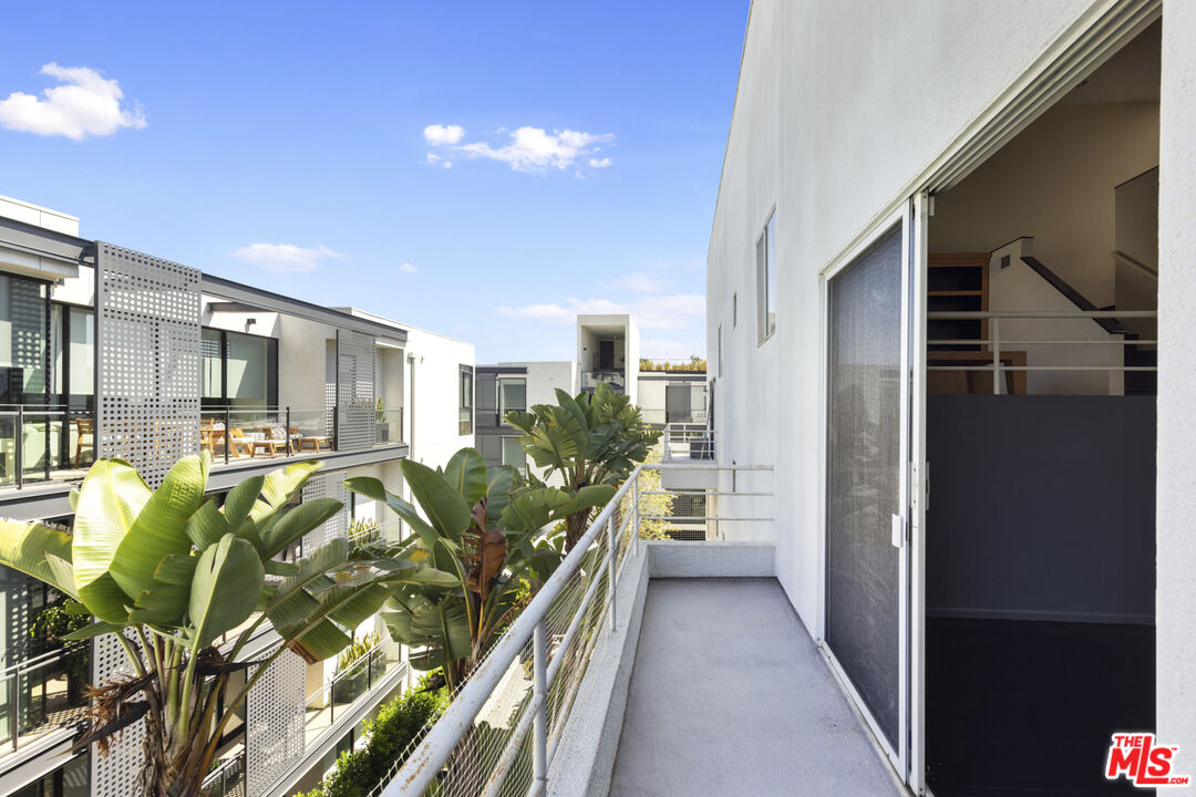 514 S Barrington Ave Unit: 302