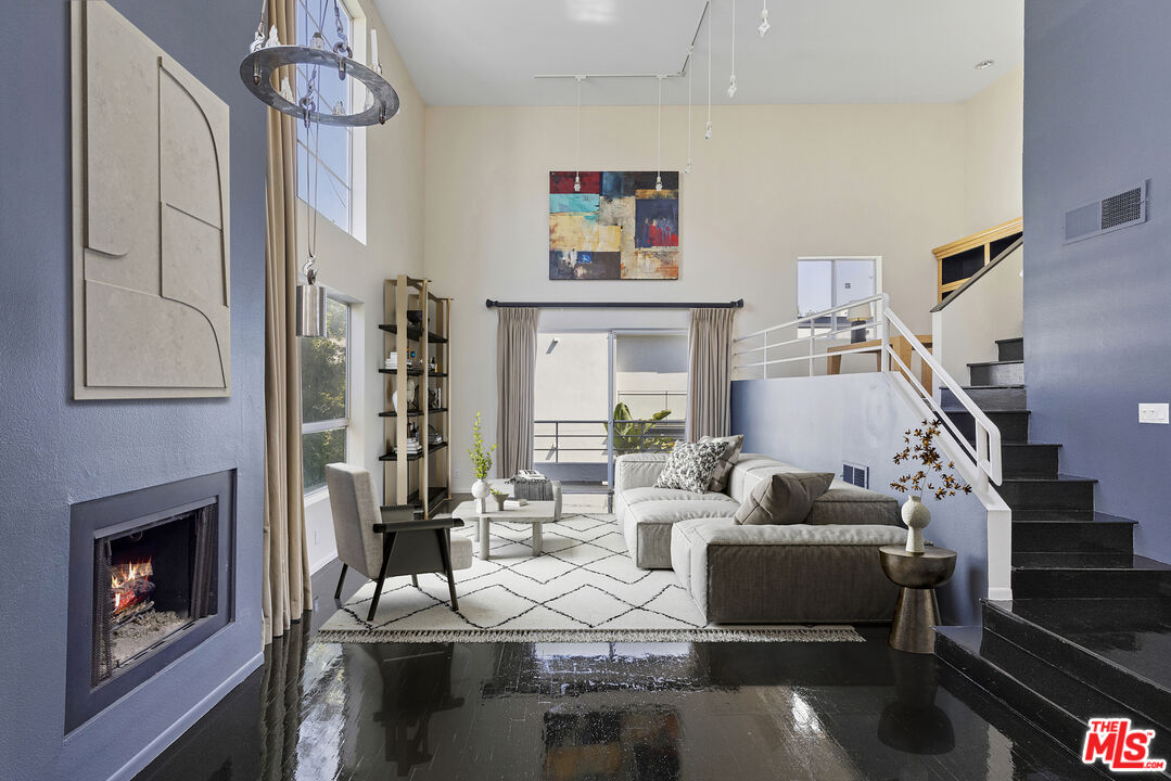 514 S Barrington Ave Unit: 302