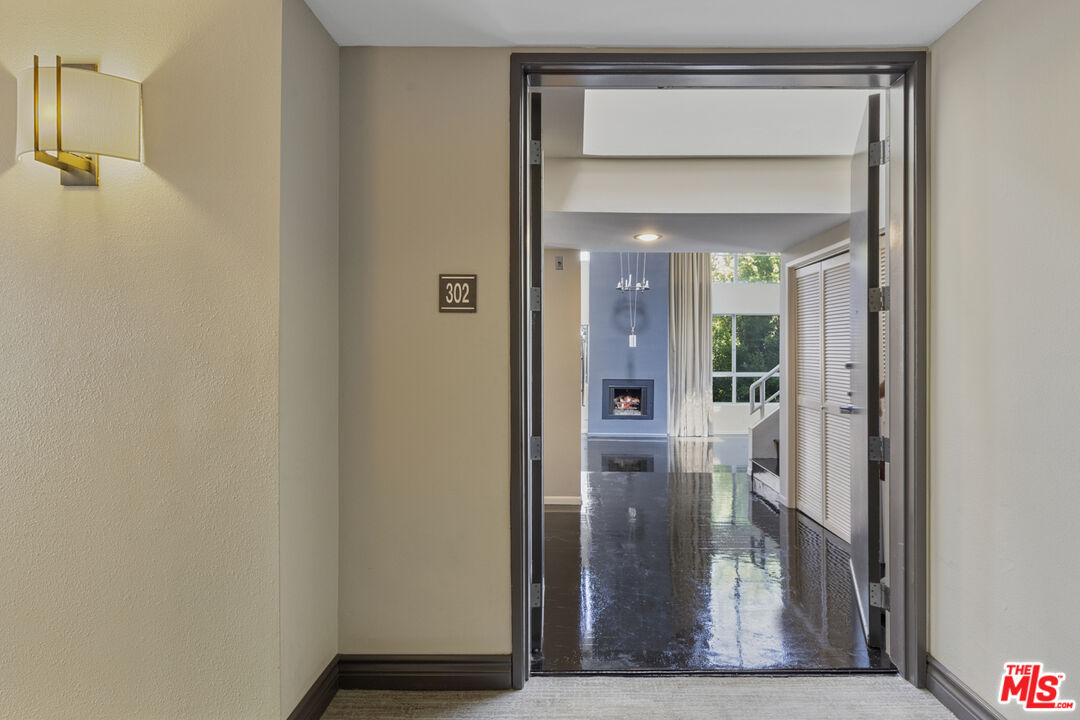 514 S Barrington Ave Unit: 302