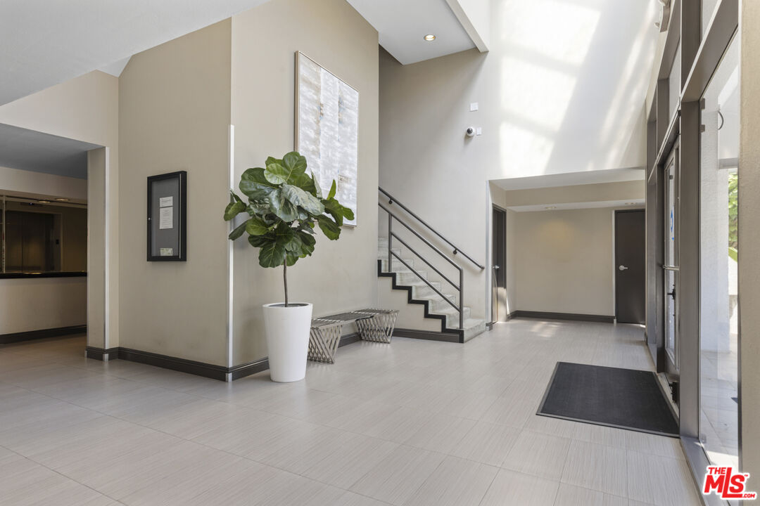 514 S Barrington Ave Unit: 302