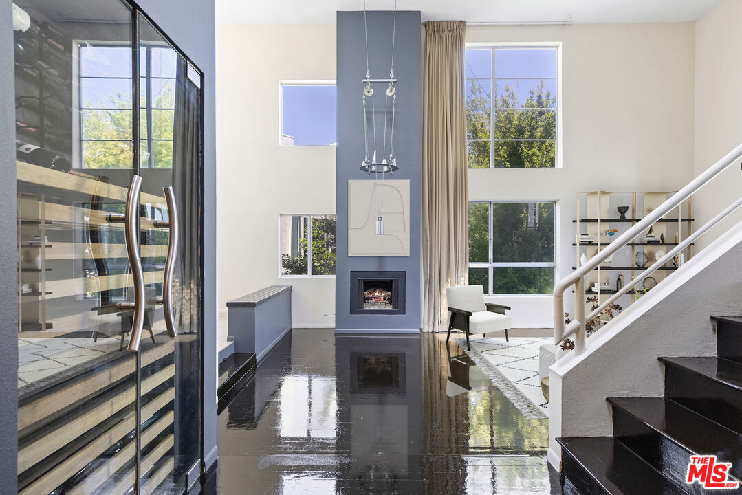 514 S Barrington Ave Unit: 302