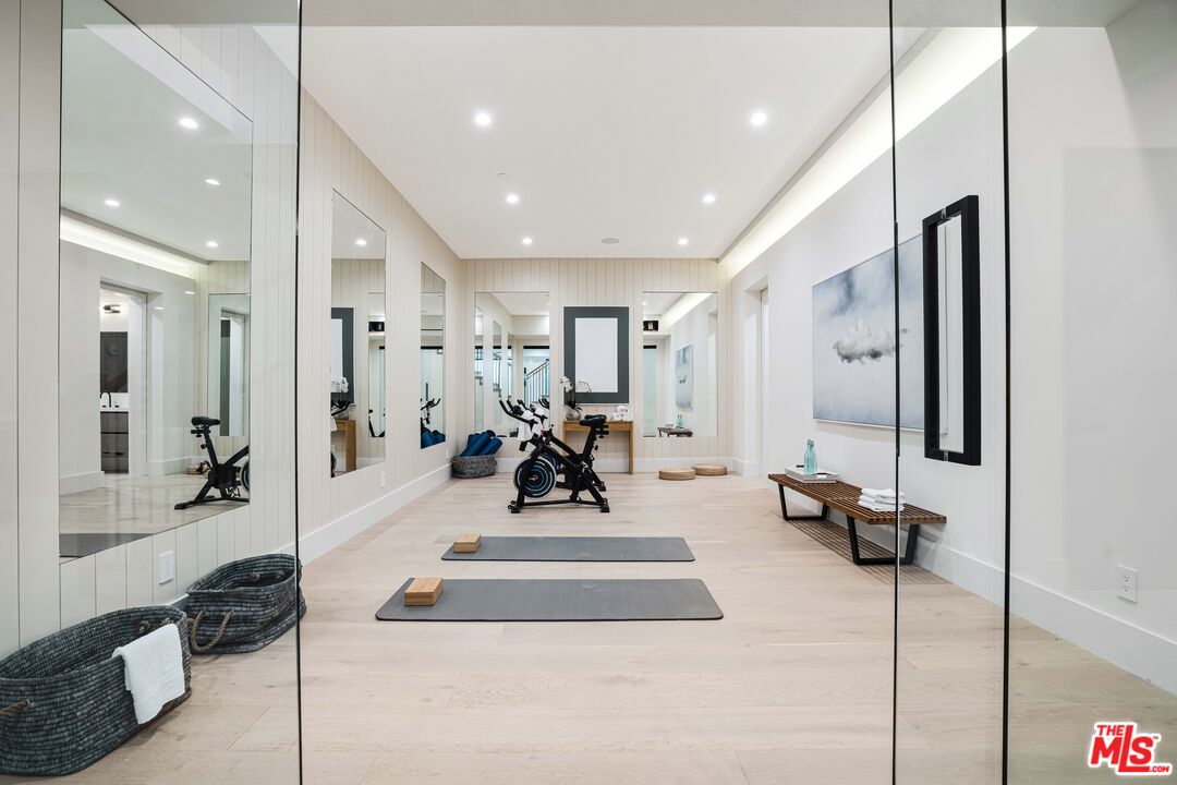 839 Toyopa Dr
