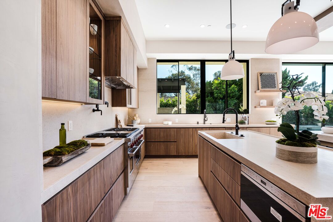 839 Toyopa Dr