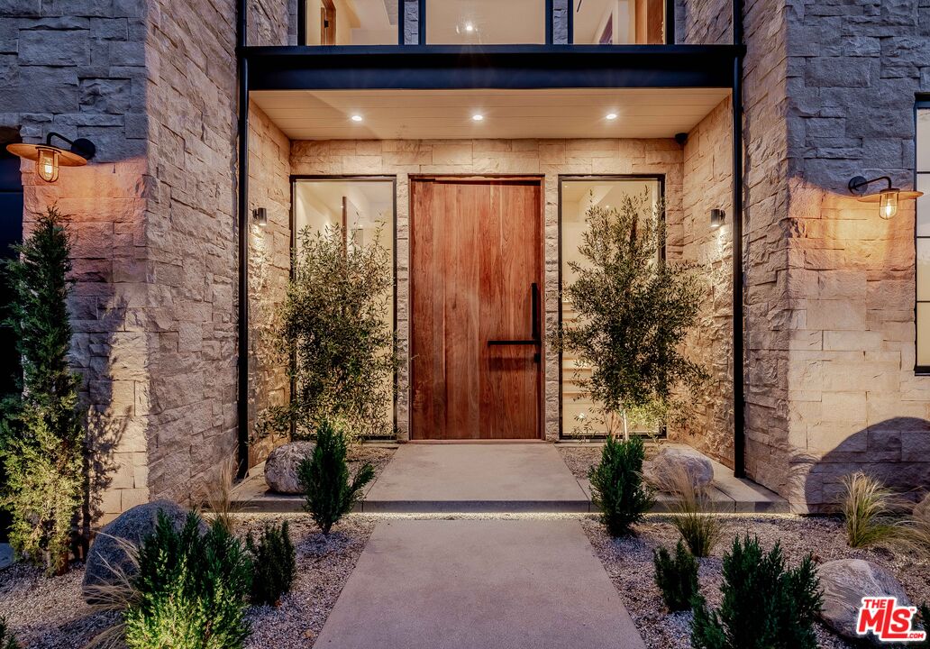 839 Toyopa Dr