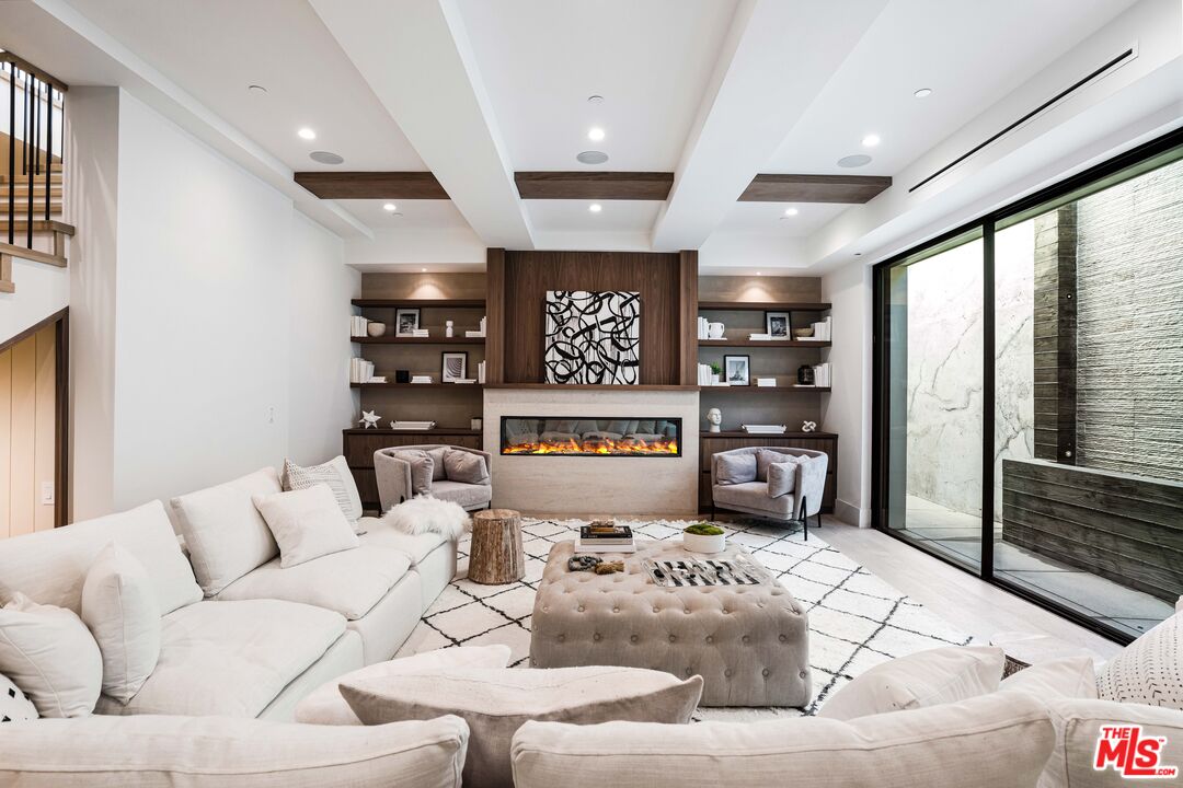 839 Toyopa Dr