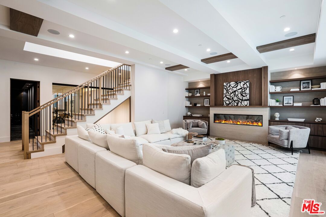 839 Toyopa Dr