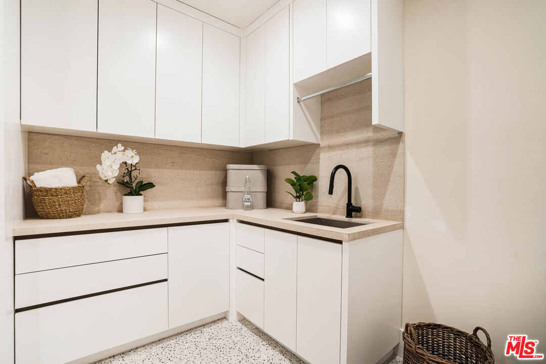 839 Toyopa Dr