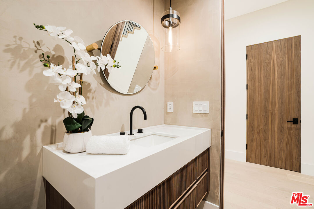 839 Toyopa Dr