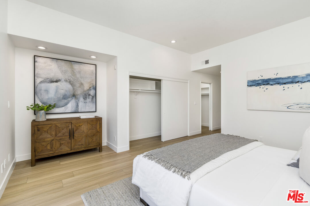 11829 Mayfield Ave Unit: 203