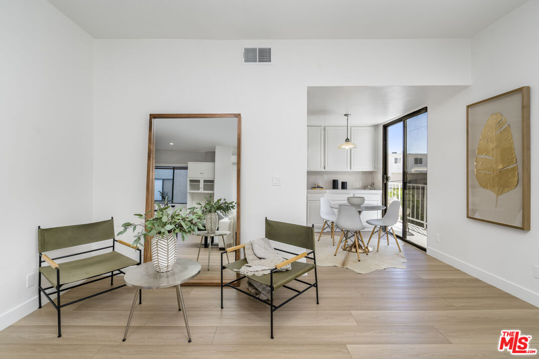 11829 Mayfield Ave Unit: 203