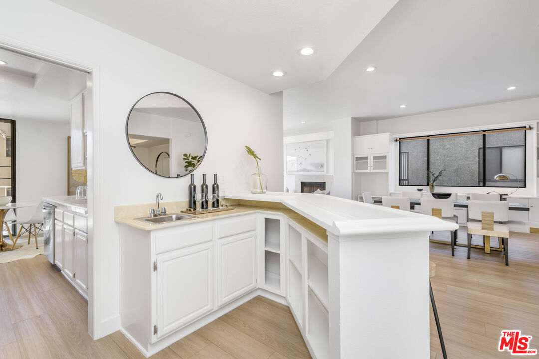 11829 Mayfield Ave Unit: 203