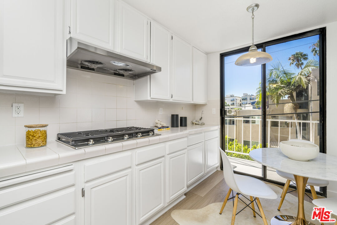 11829 Mayfield Ave Unit: 203