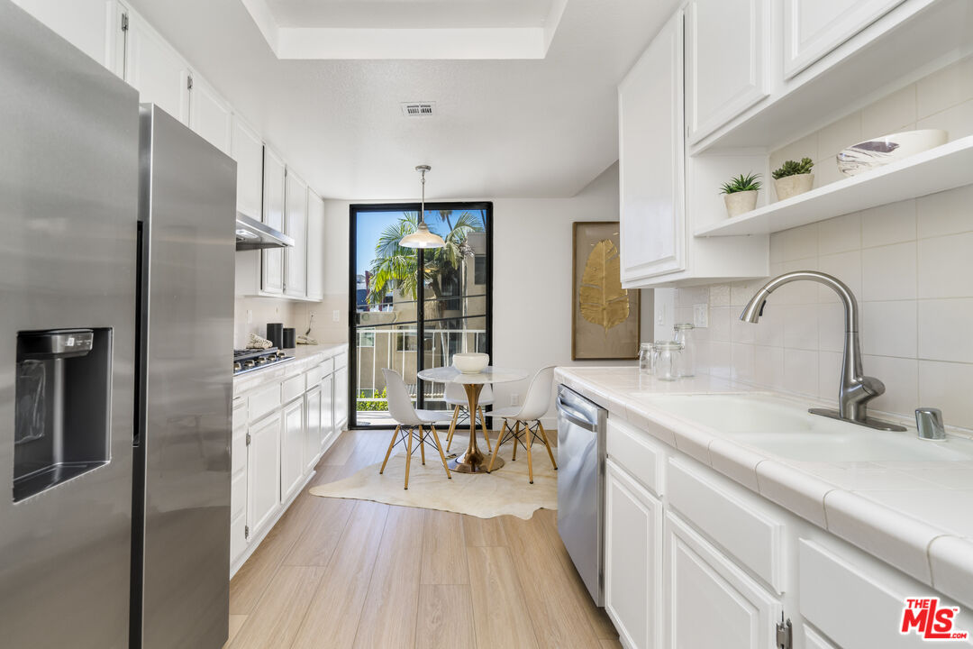 11829 Mayfield Ave Unit: 203