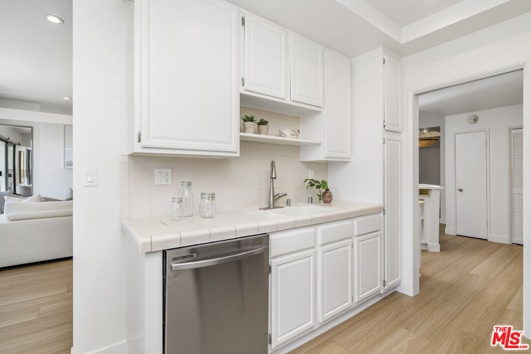 11829 Mayfield Ave Unit: 203