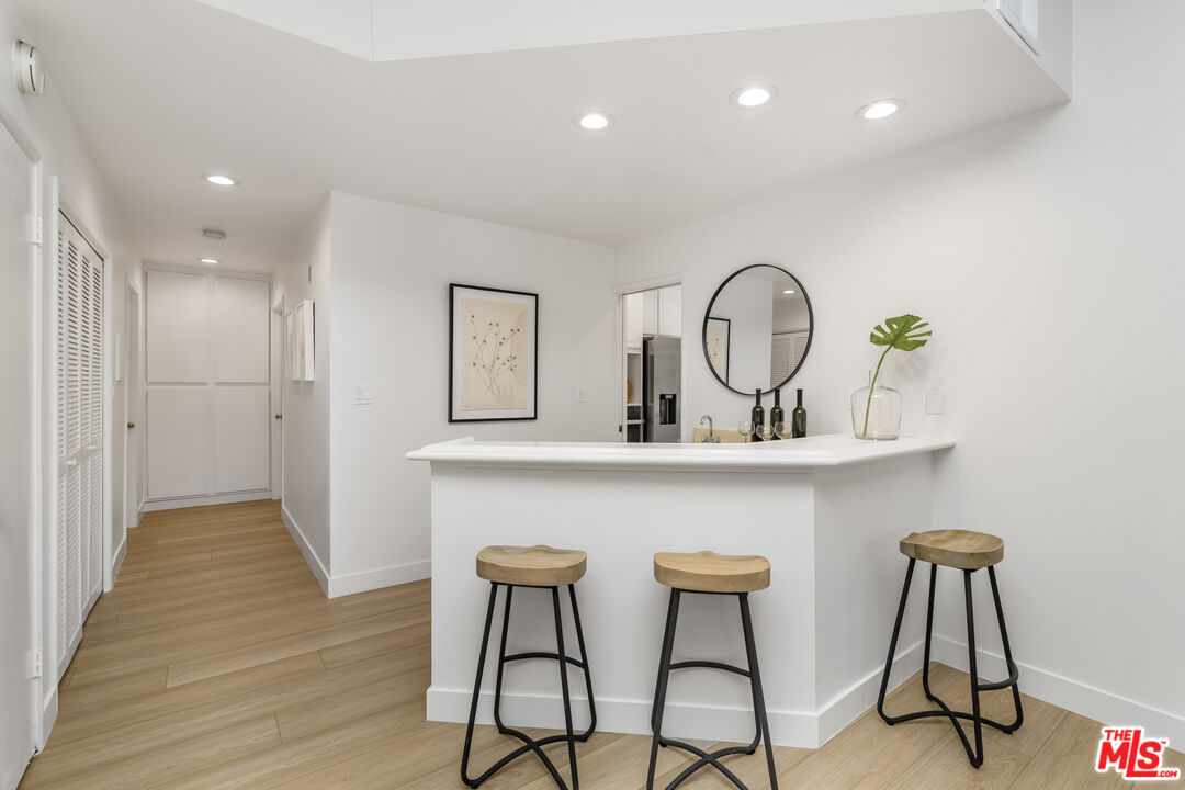 11829 Mayfield Ave Unit: 203