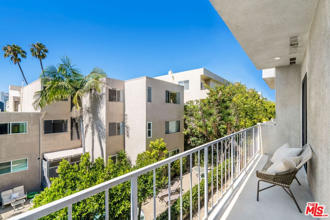 11829 Mayfield Ave Unit: 203