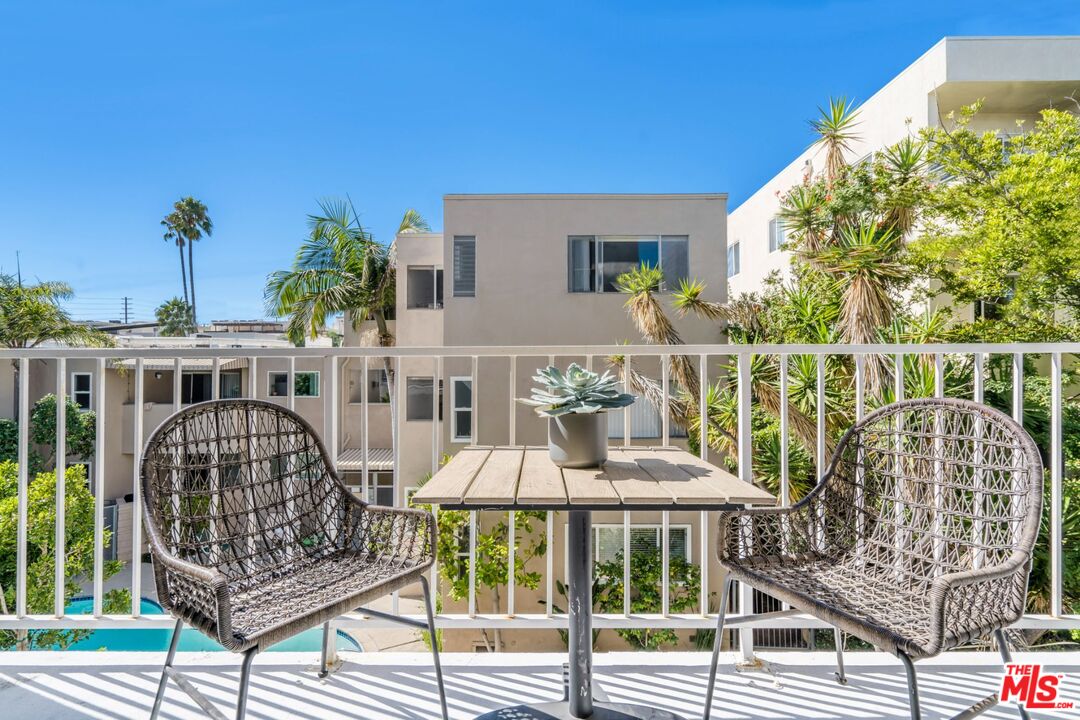 11829 Mayfield Ave Unit: 203