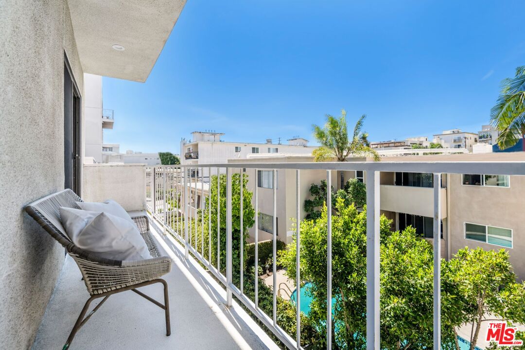 11829 Mayfield Ave Unit: 203