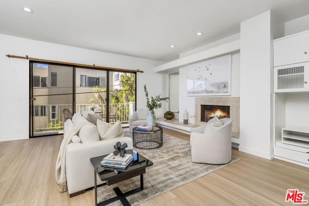 11829 Mayfield Ave Unit: 203