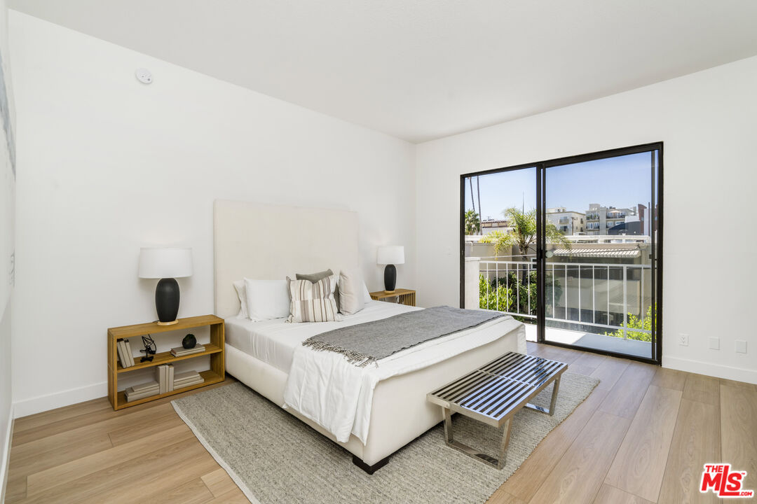 11829 Mayfield Ave Unit: 203