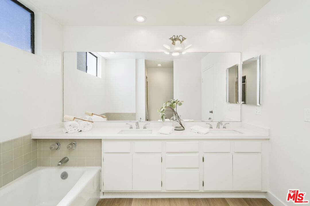 11829 Mayfield Ave Unit: 203