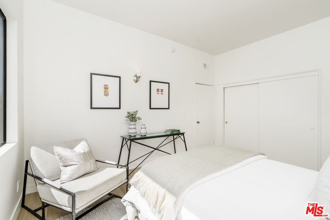 11829 Mayfield Ave Unit: 203