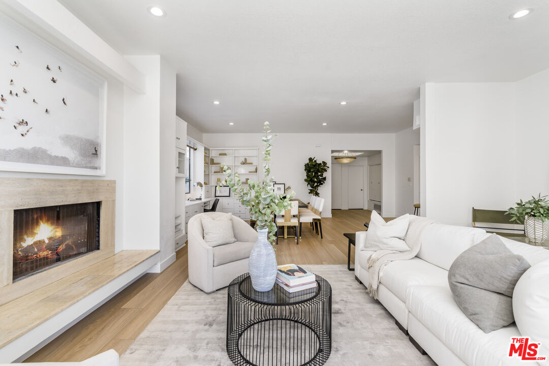 11829 Mayfield Ave Unit: 203