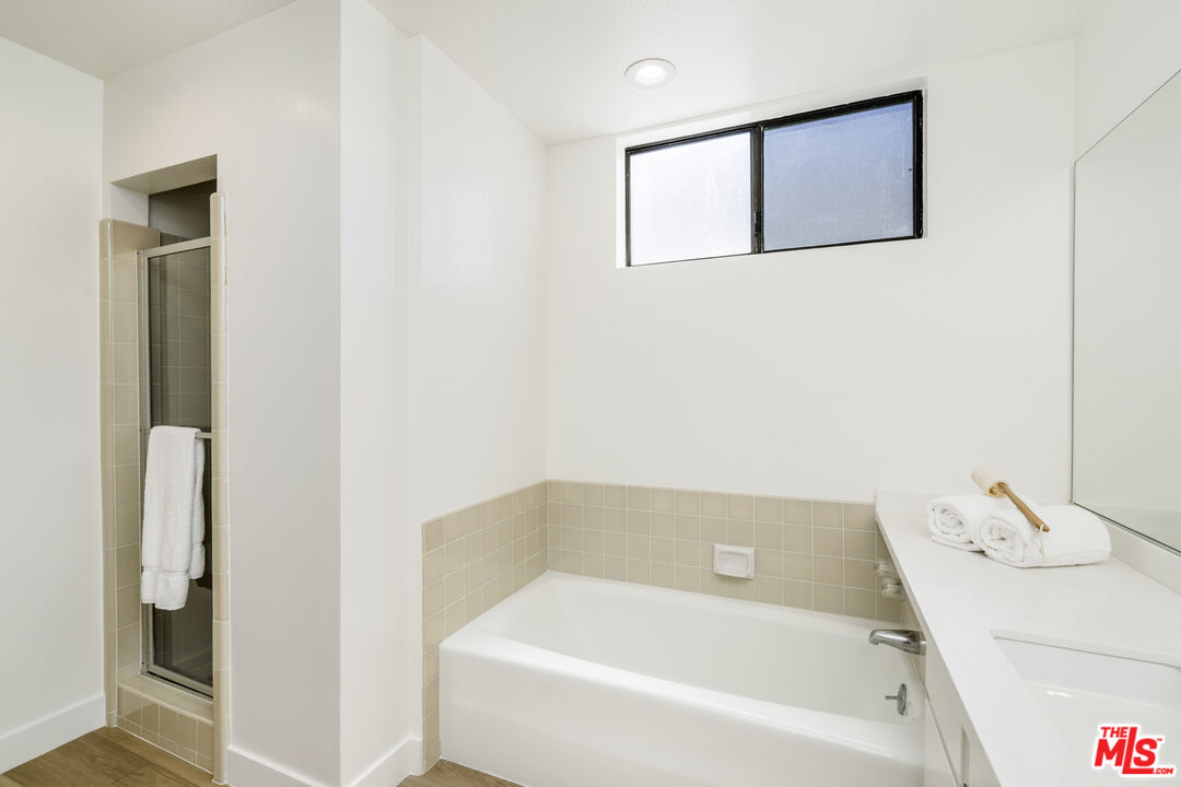 11829 Mayfield Ave Unit: 203