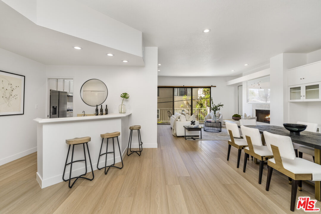 11829 Mayfield Ave Unit: 203