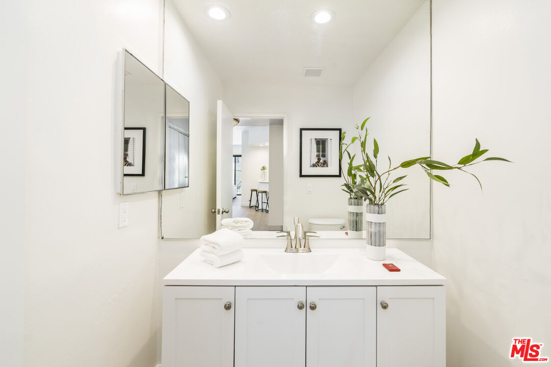 11829 Mayfield Ave Unit: 203